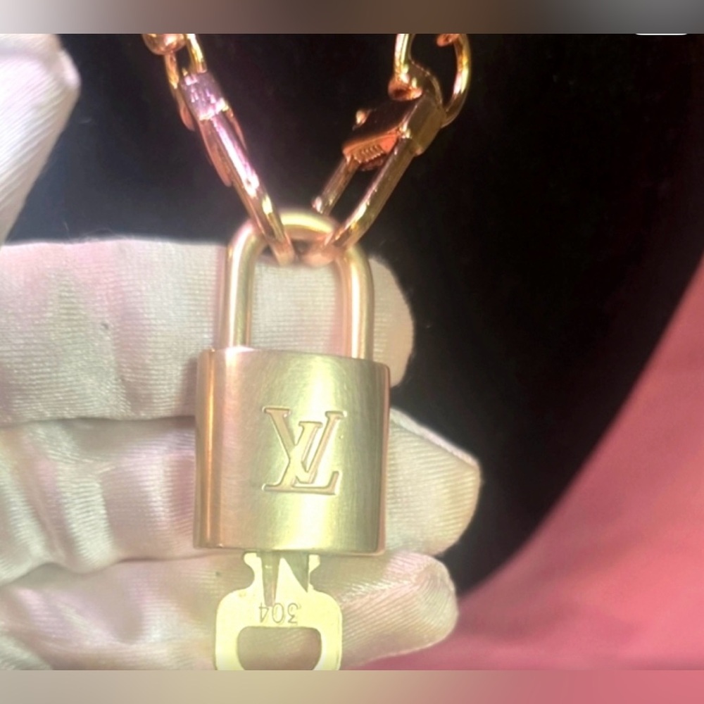 LOUIS VUITTON LOCK AND KEY #304 CHAIN INCLUDED - Picture 5 of 5